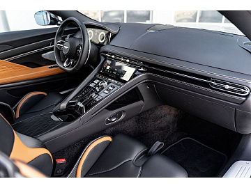 Aston Martin DB12 Купе  Серебристый. Фото 26