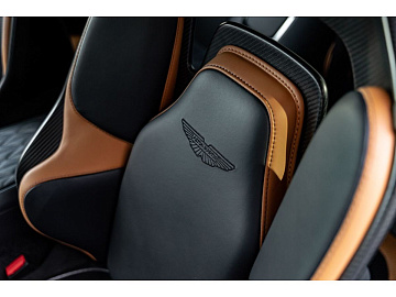 Aston Martin DB12 Купе  Серебристый. Фото 20