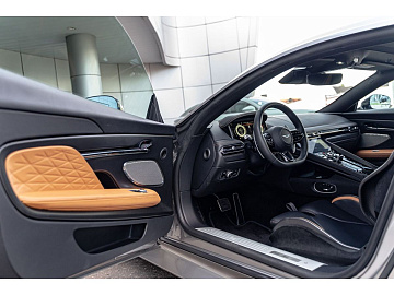 Aston Martin DB12 Купе  Серебристый. Фото 11