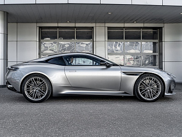 Aston Martin DB12 Купе  Серебристый. Фото 7