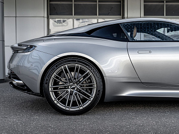 Aston Martin DB12 Купе  Серебристый. Фото 8