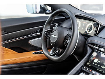 Aston Martin DB12 Купе  Серебристый. Фото 28