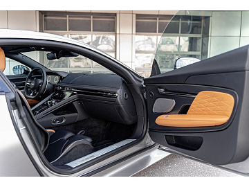Aston Martin DB12 Купе  Серебристый. Фото 23