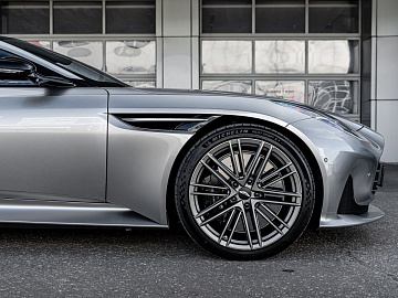 Aston Martin DB12 Купе  Серебристый. Фото 9