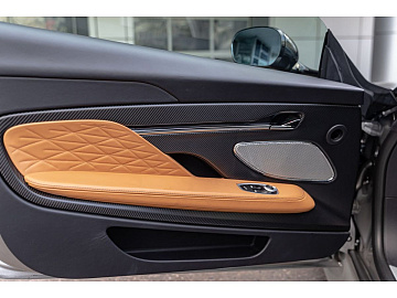 Aston Martin DB12 Купе  Серебристый. Фото 12