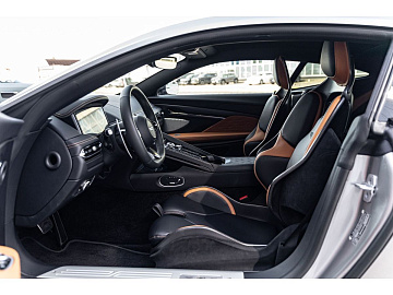 Aston Martin DB12 Купе  Серебристый. Фото 17