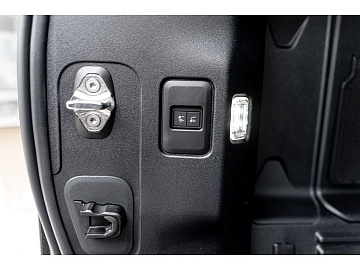 Land Rover Defender Внедорожник X-Dynamic SE Серебристый. Фото 34