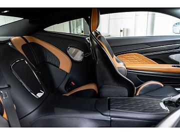 Aston Martin DB12 Купе  Серебристый. Фото 33